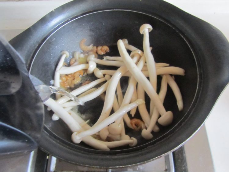 豆腐海鲜菇豆苗蛋花汤步骤5