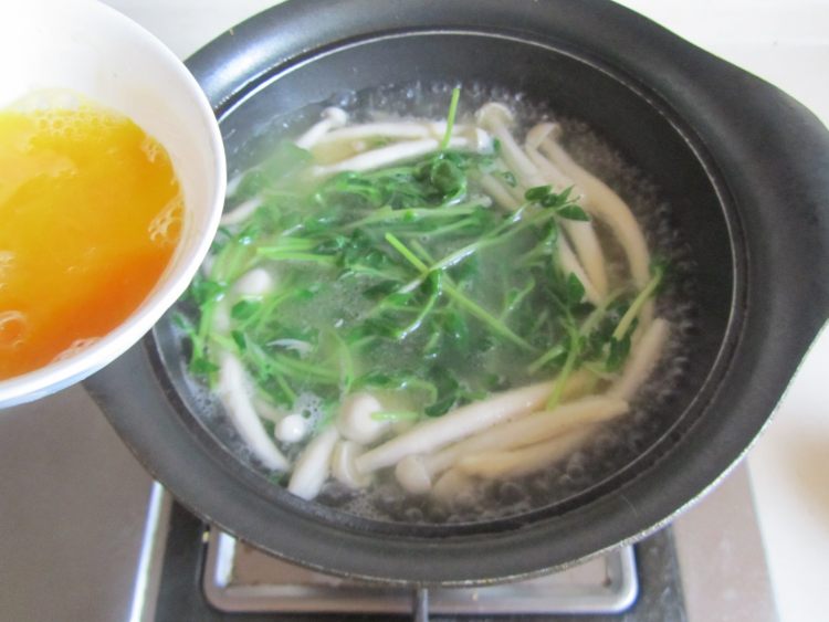 豆腐海鲜菇豆苗蛋花汤步骤9