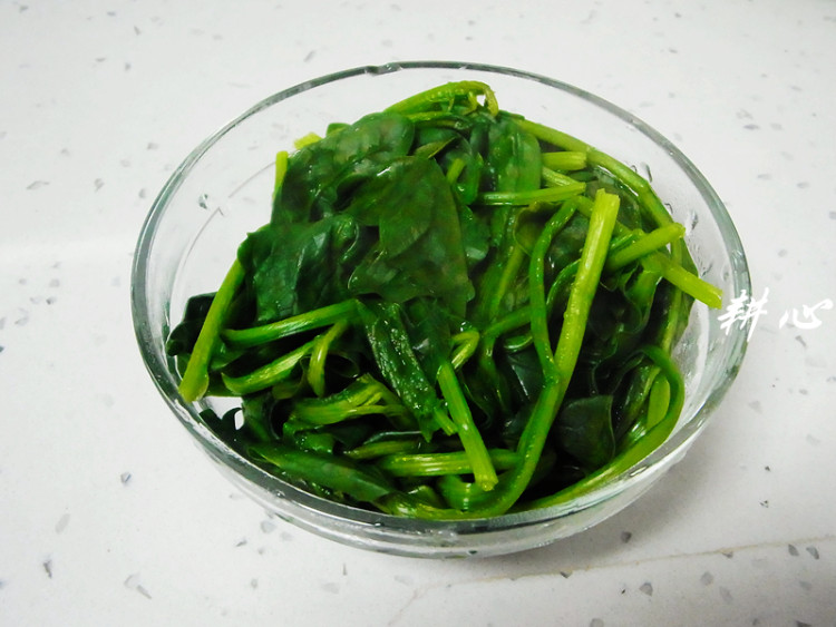 刺参菠菜猪骨汤步骤3