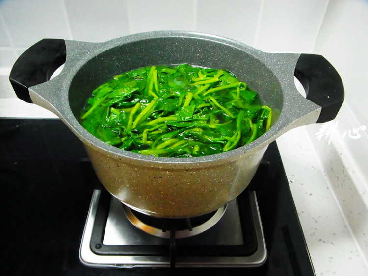 刺参菠菜猪骨汤步骤8