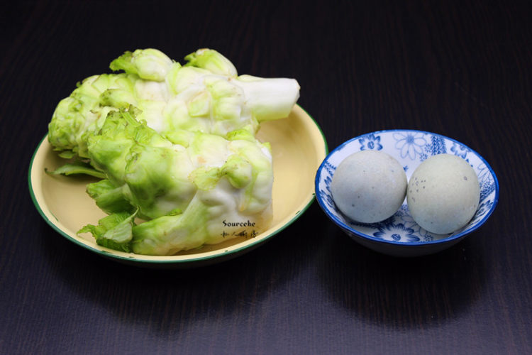 皮蛋娃头芥菜汤步骤1