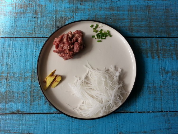萝卜丝牛肉滑步骤1