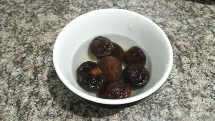 竹荪金针菇汤步骤2