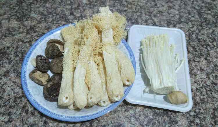 竹荪金针菇汤步骤1