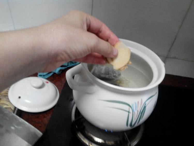 茵陈鲫鱼汤步骤6