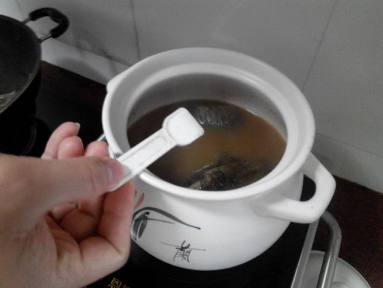 茵陈鲫鱼汤步骤10