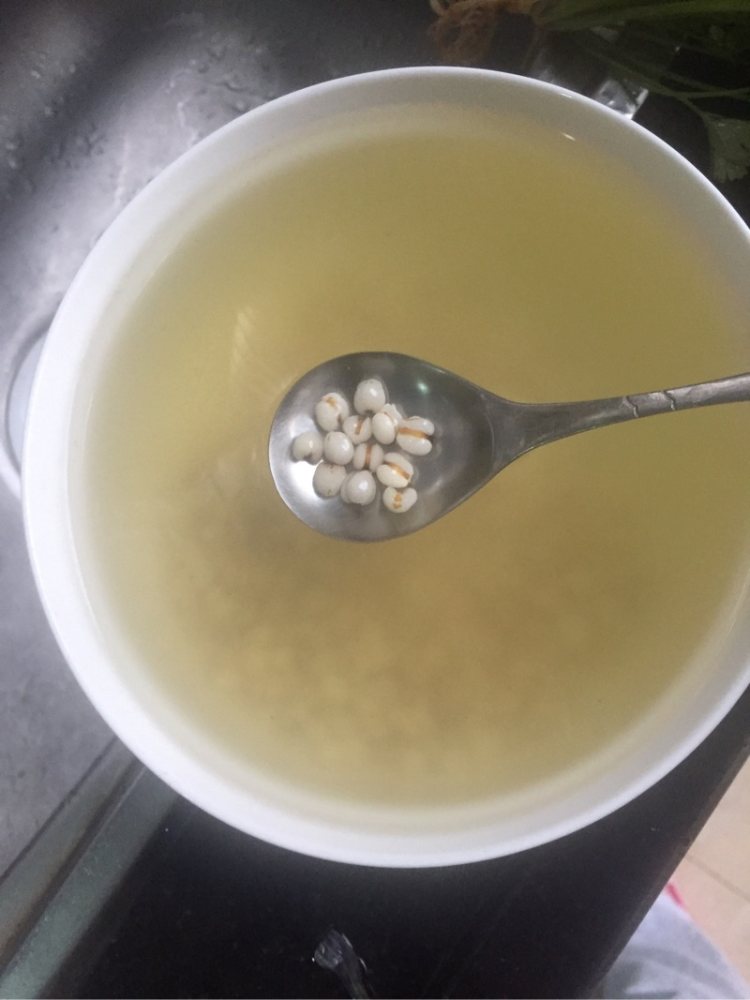 薏仁鲫鱼汤步骤1