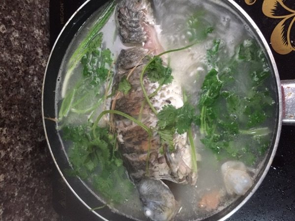 薏仁鲫鱼汤步骤8