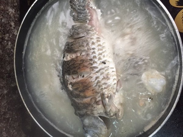 薏仁鲫鱼汤步骤7
