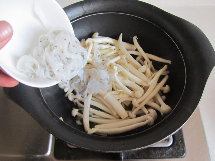 银鱼菌菇鸡蛋汤步骤5