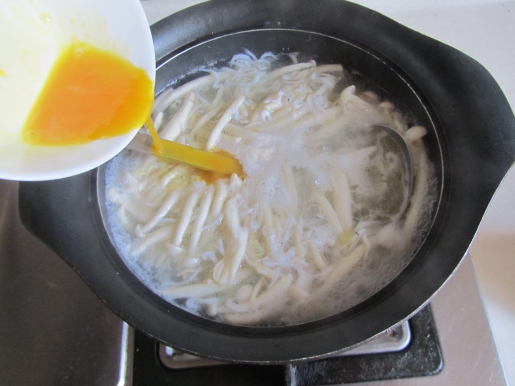 银鱼菌菇鸡蛋汤步骤8