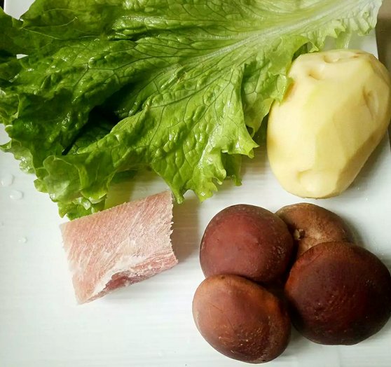 土豆香菇肉片汤步骤1