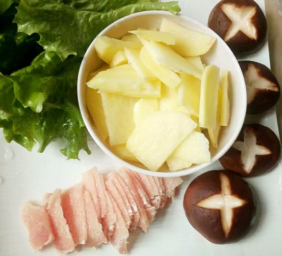 土豆香菇肉片汤步骤2
