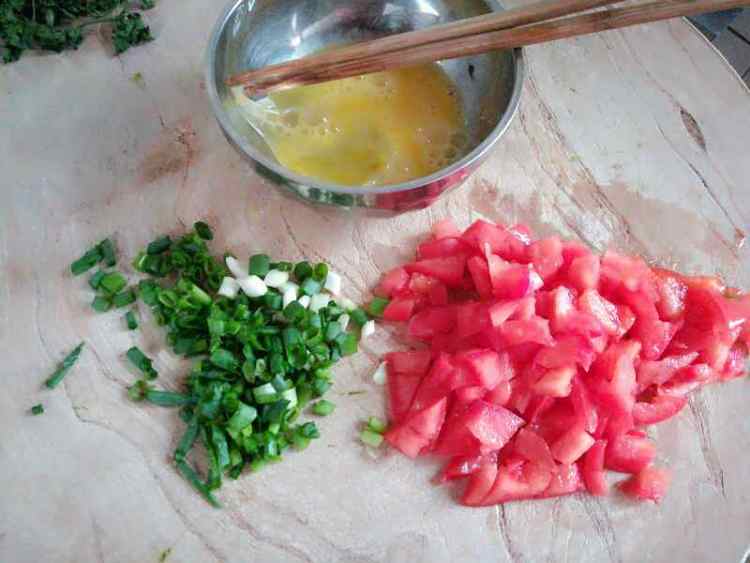 西红柿虾米蛋花汤步骤2