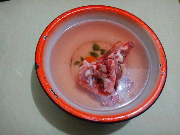 棒骨松茸汤步骤1
