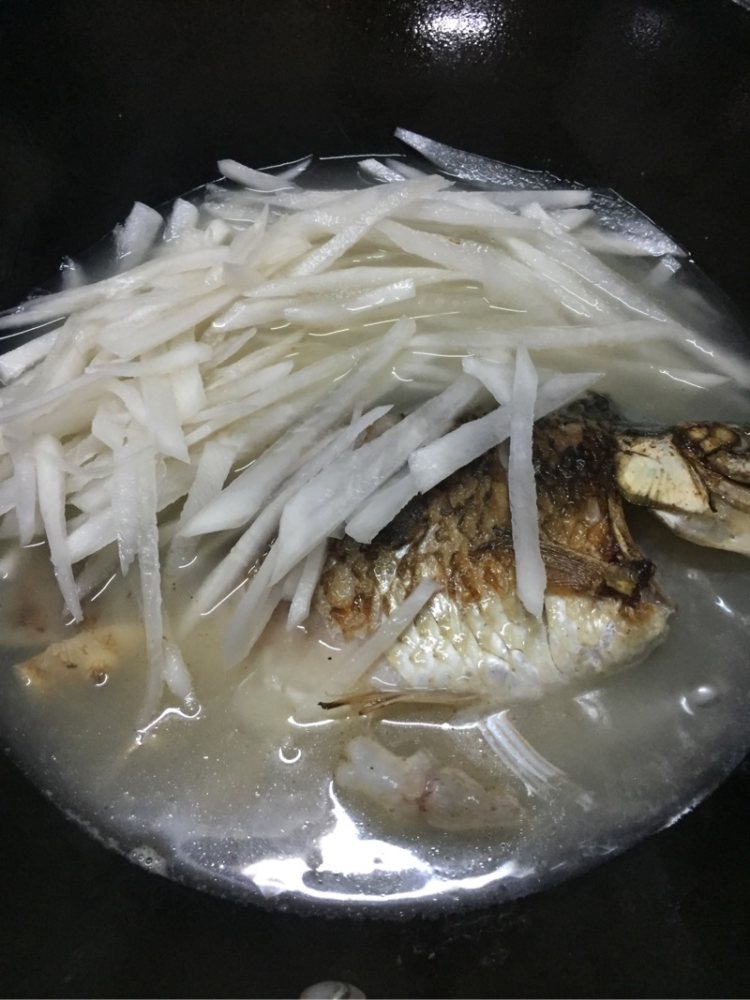 鲫鱼萝卜汤步骤5