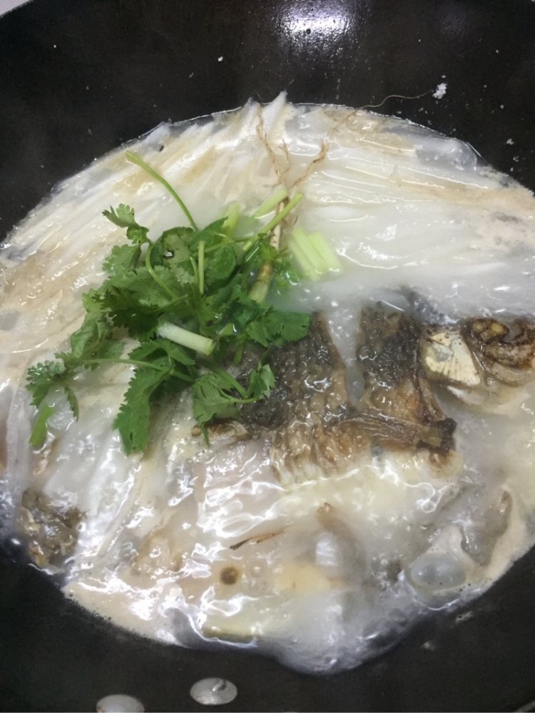 鲫鱼萝卜汤步骤6