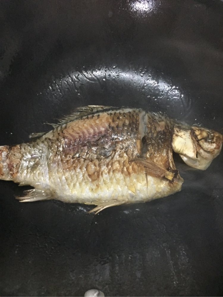 鲫鱼萝卜汤步骤4