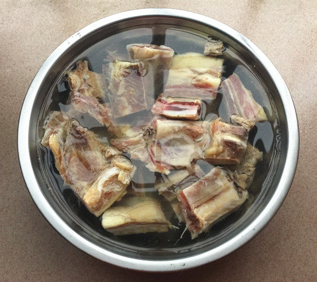 腊排骨煲玉米松茸汤步骤1