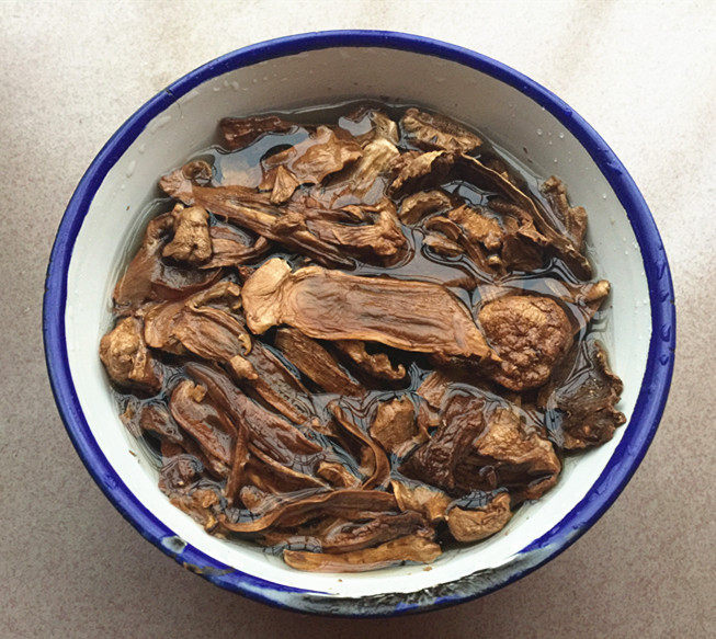 腊排骨煲玉米松茸汤步骤2