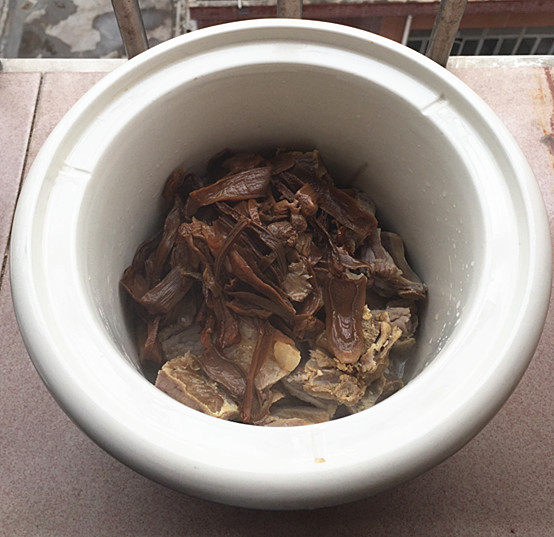 腊排骨煲玉米松茸汤步骤5