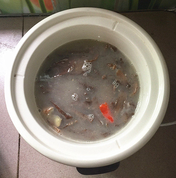 腊排骨煲玉米松茸汤步骤7