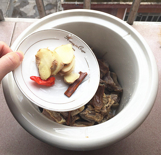 腊排骨煲玉米松茸汤步骤6