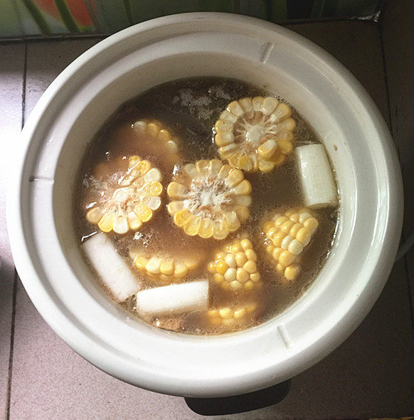 腊排骨煲玉米松茸汤步骤9