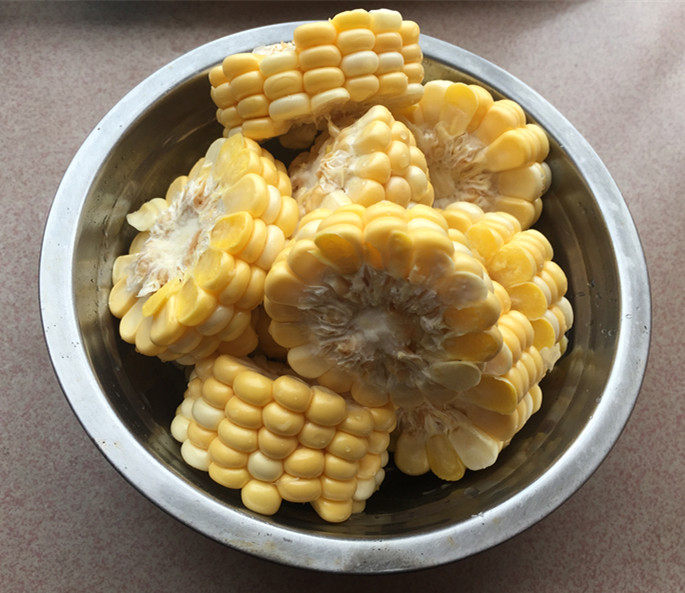 腊排骨煲玉米松茸汤步骤8