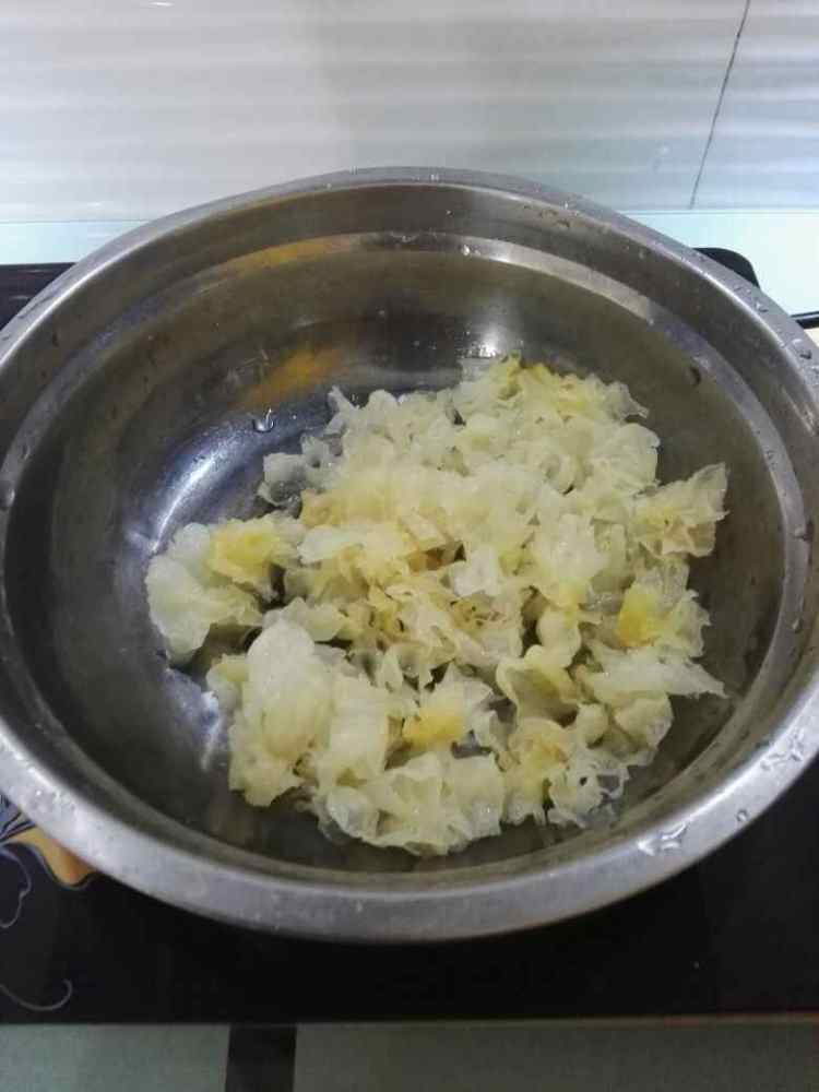 红枣枸杞银耳汤步骤2