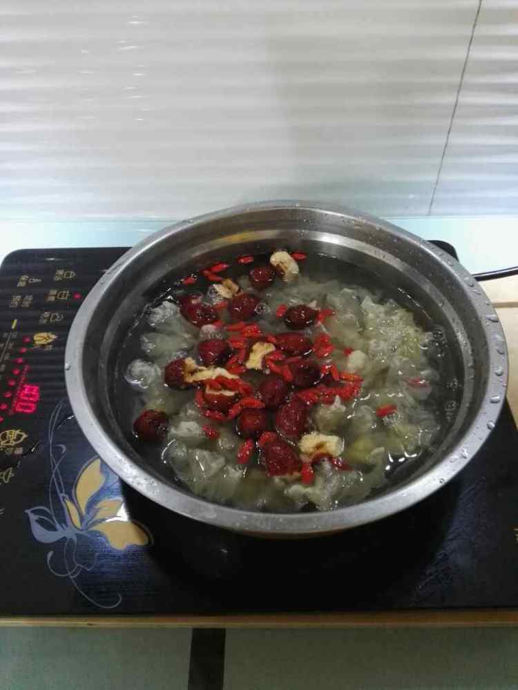 红枣枸杞银耳汤步骤5