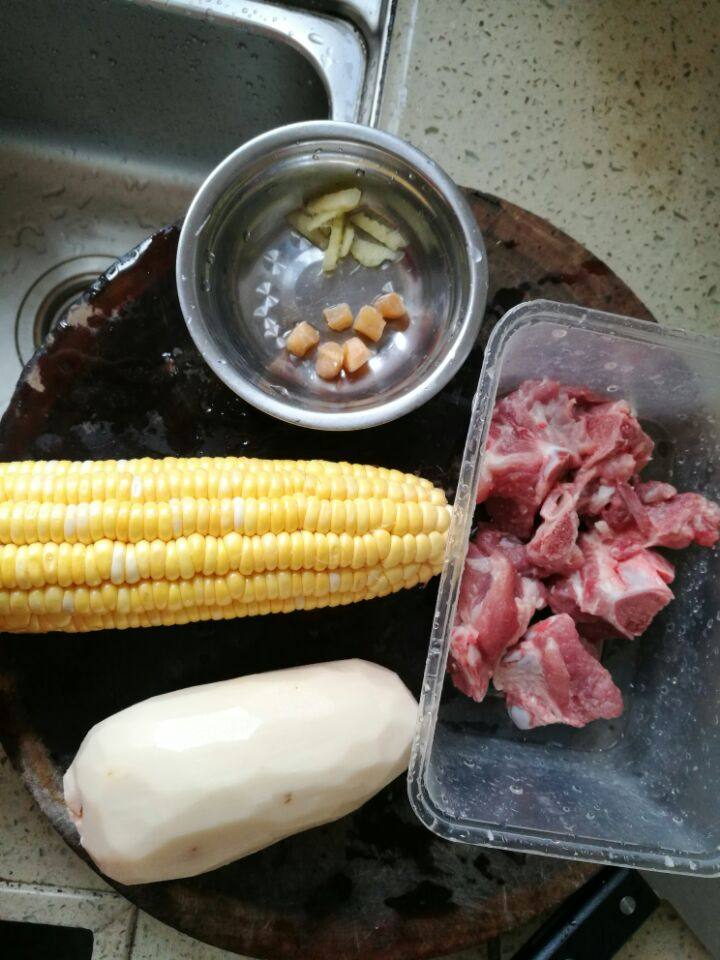 砂锅玉米莲藕排骨汤步骤1