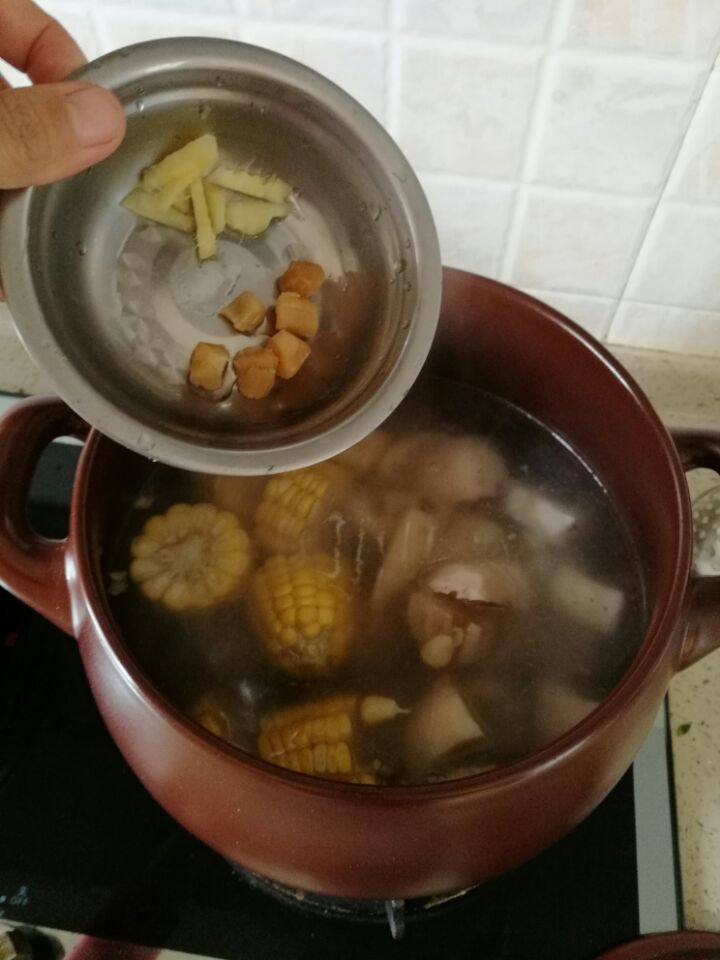 砂锅玉米莲藕排骨汤步骤5