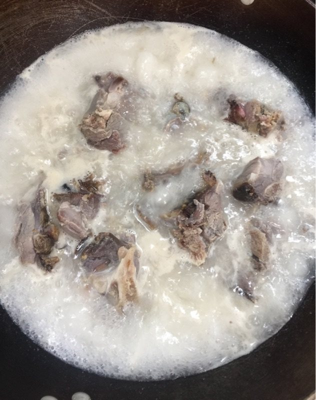 萝卜腊猪骨汤步骤2