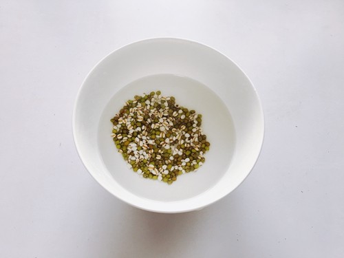 三豆薏米粥步骤2