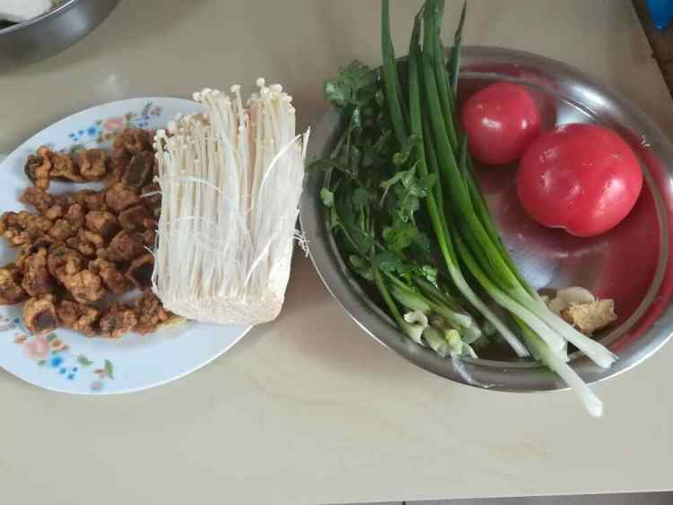 金针菇番茄肉丸汤步骤1