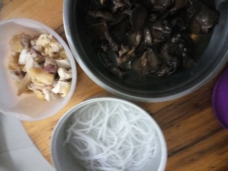 木耳鸡肉炖粉条步骤1