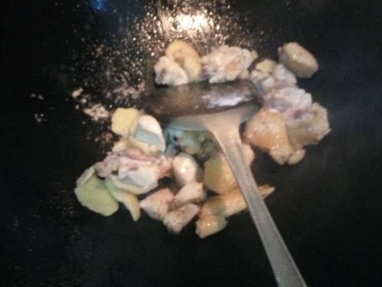 木耳鸡肉炖粉条步骤2