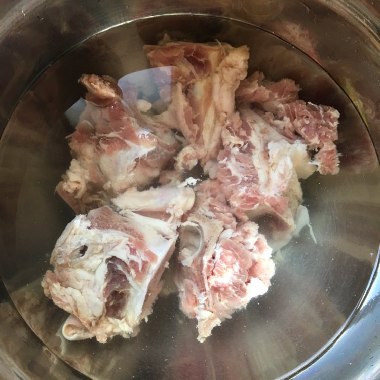 牛骨萝卜汤步骤1