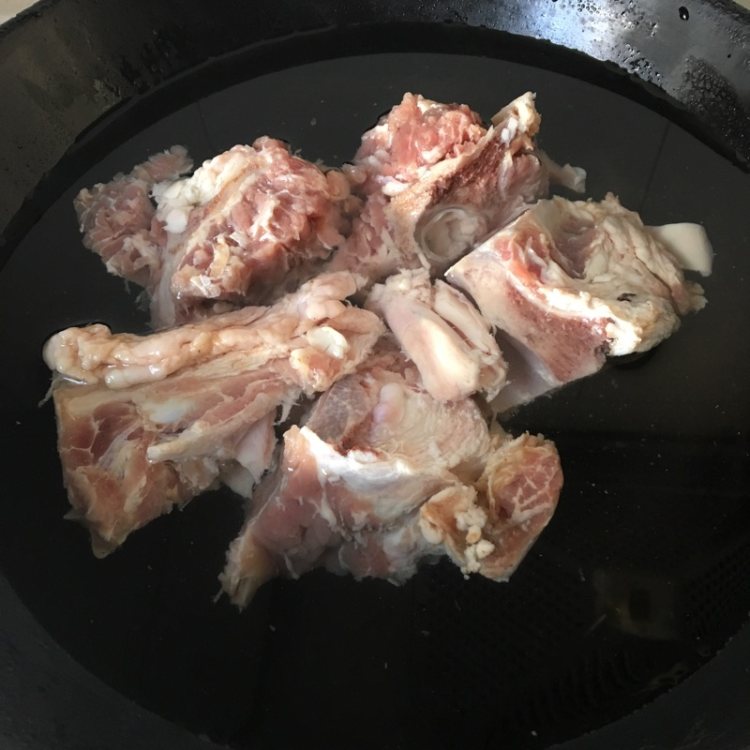 牛骨萝卜汤步骤2