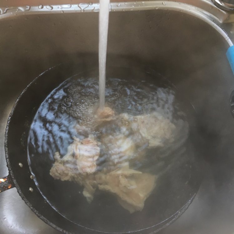 牛骨萝卜汤步骤3