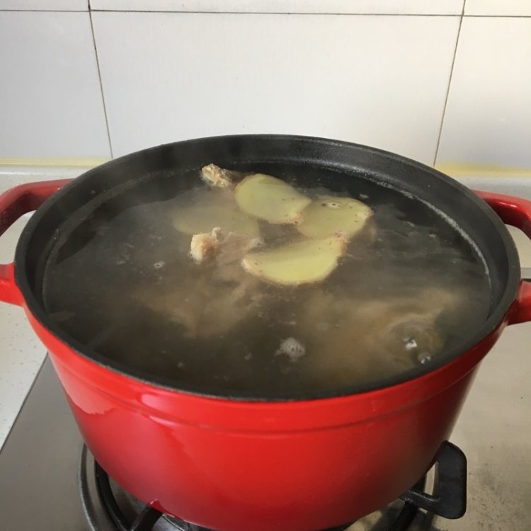 牛骨萝卜汤步骤4