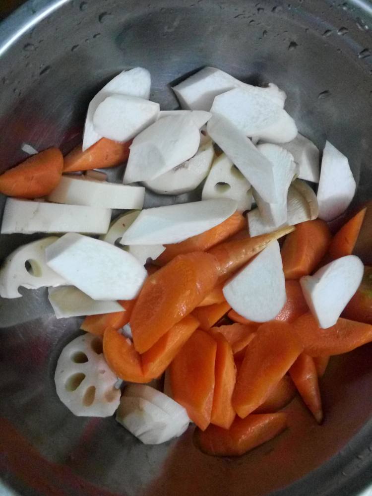 萝卜菌菇鸡汤步骤2