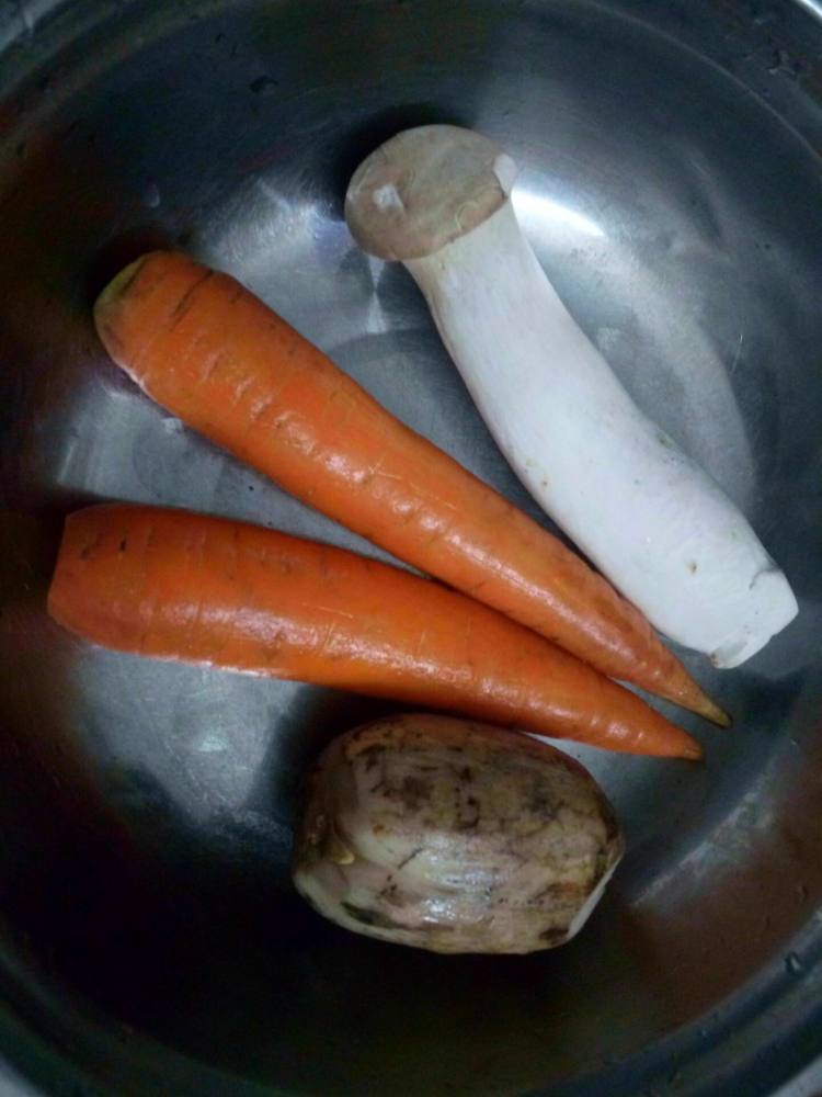 萝卜菌菇鸡汤步骤1