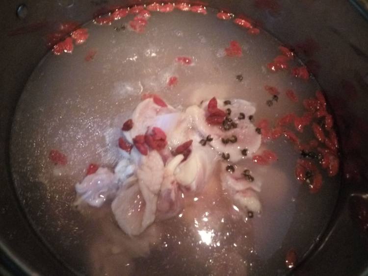 萝卜菌菇鸡汤步骤3