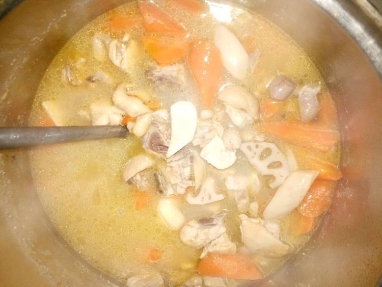 萝卜菌菇鸡汤步骤6