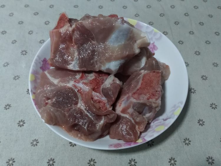 玉米板栗骨头汤步骤1