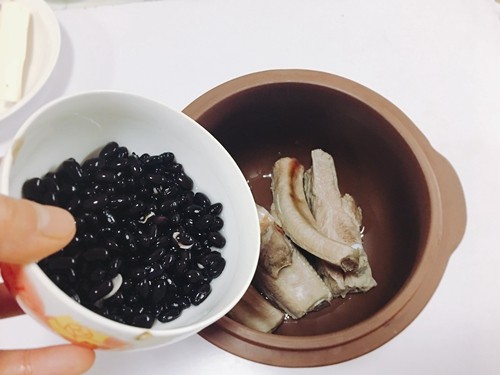 山药黑豆排骨汤步骤7