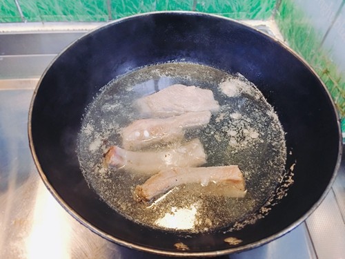 山药黑豆排骨汤步骤2