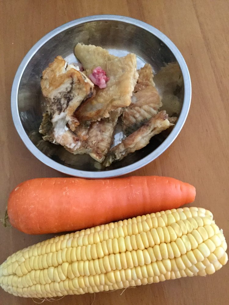 玉米鱼骨汤步骤1